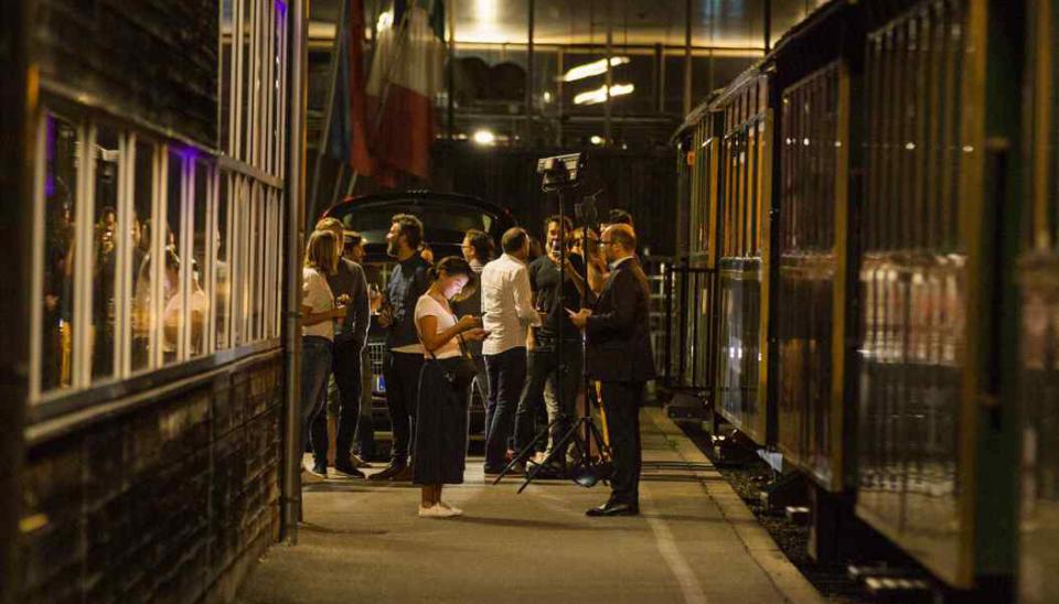 Abendliche Festivalatmosphäre am Bahnhof