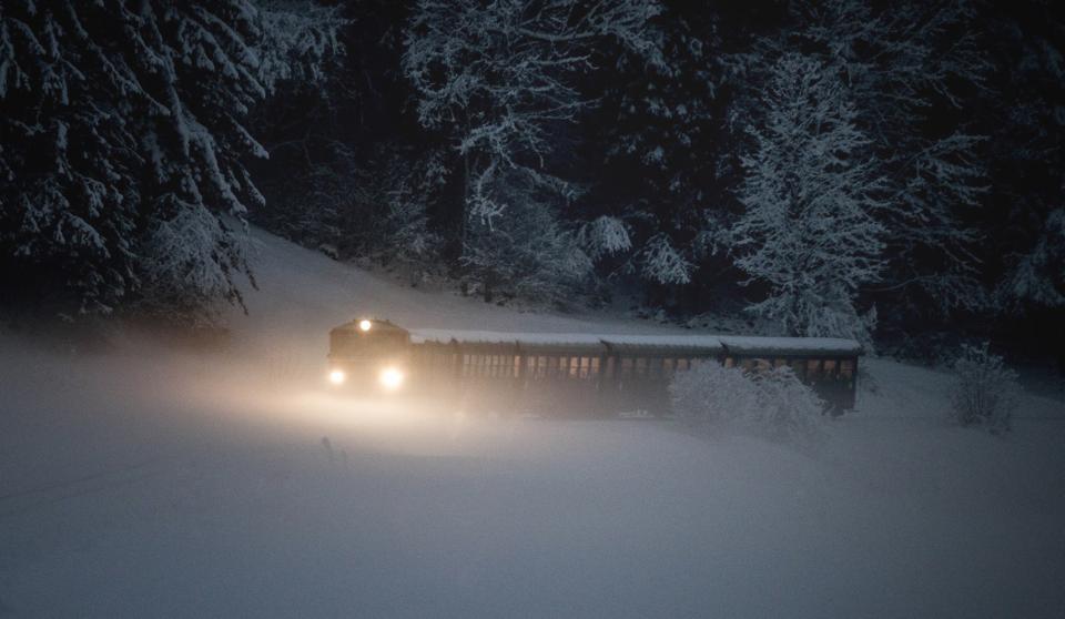 Nikolauszug fährt durch die Dämmerung