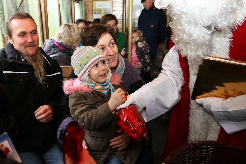 Nikolaus bei den Kindern in der Eisenbahn