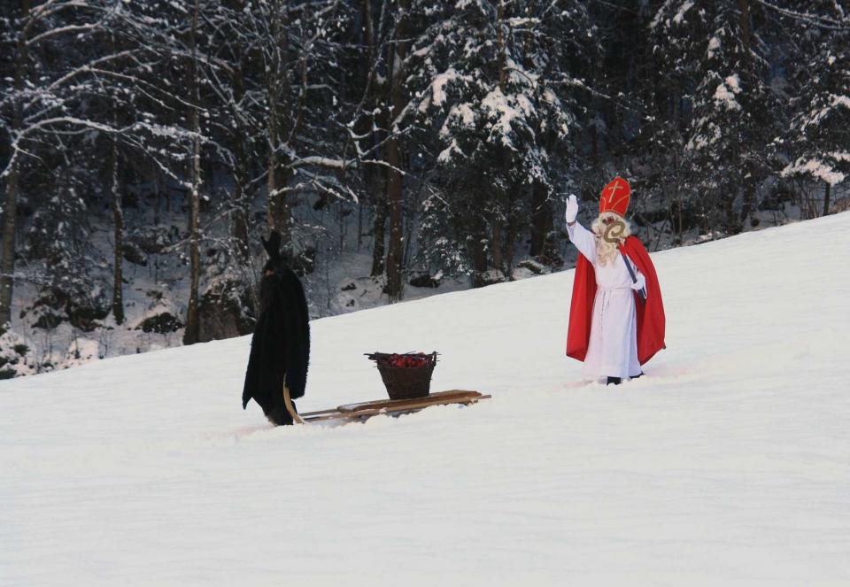 Nikolaus kommt aus dem Wald