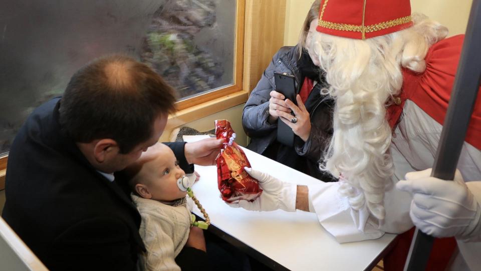 Nikolaus bei den Kindern in der Eisenbahn