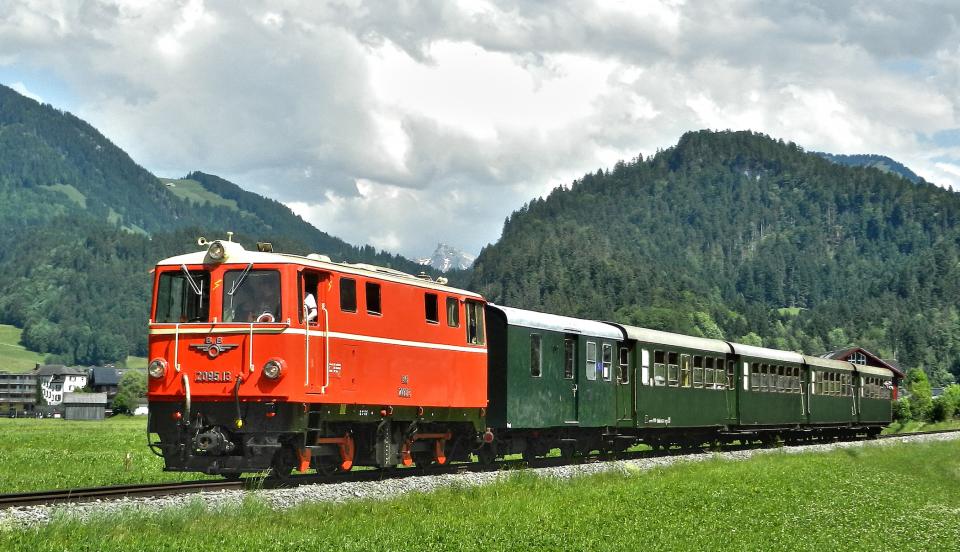 2095.13 verlässt den Bahnhof Bezau