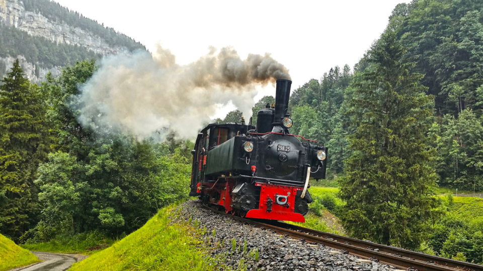 Bild: Die der Wanderskulptur am 25. August vorgespannte Lok: Die U 25 (ÖBB 298.25), die 1902 den Eröffnungszug der Bregenzerwaldbahn von Bregenz nach Bezau gezogen hat.