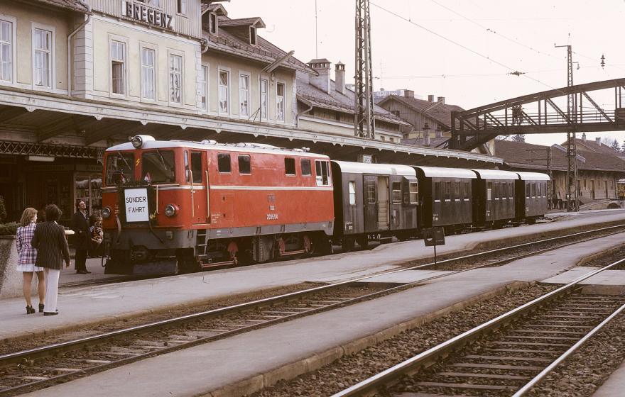 1. Mai 1973 – Die Diesellok 2095.04 steht am Bahnhof Bregenz bereit für die Sonderfahrt.