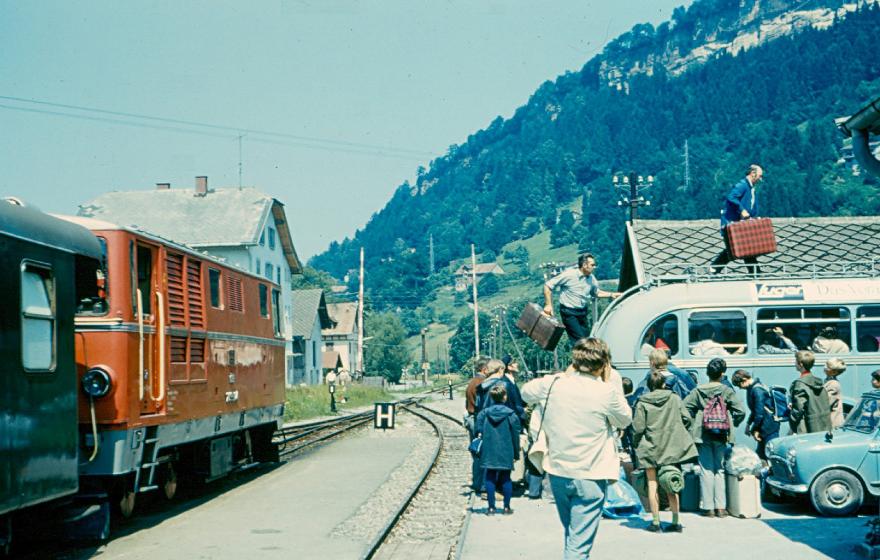 Schienenersatzverkehr am Bahnhof Kennelbach am 3. Juli 1971.