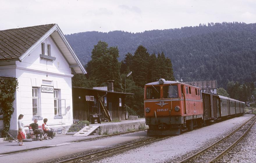 Die Bregenzerwaldbahn am Bahnhof Kennelbach bei km 4,7 - ca. 1977.