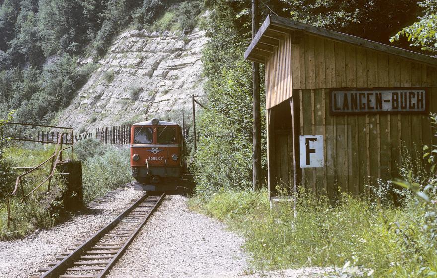 Haltestelle Langen-Buch, mit der Diesellok 2095.07 – 1977.