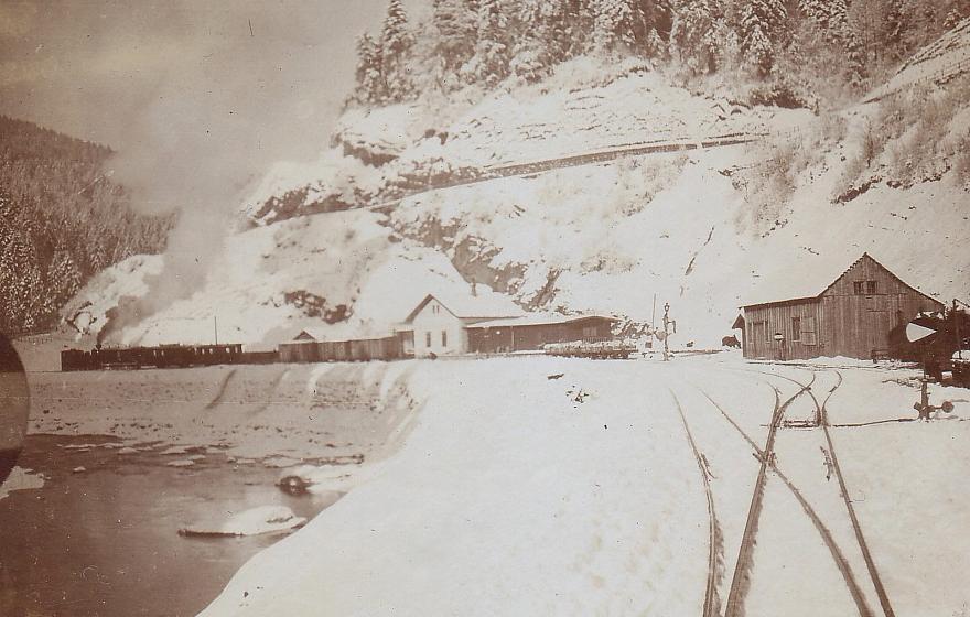 Bahnhof Lingenau-Hittisau bei km 20,74 im Winter 1905.