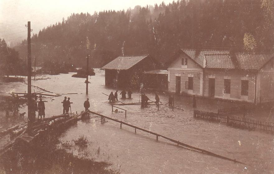 Überfluteter Bahnhof Doren-Sulzberg im Juni 1910. Durch das Hochwasser ist die Strecke zwischen Kennelbach und Langenegg-Krumbach für vier Monate unterbrochen.