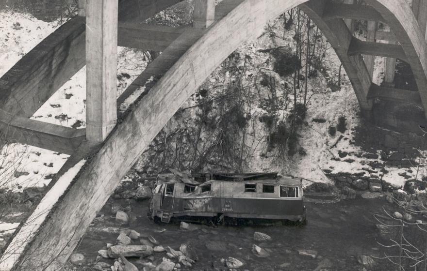 Zugsunglück am 11. Jänner 1965 beim Egger Viadukt. Die Lok entgleist nach einem Felssturz.