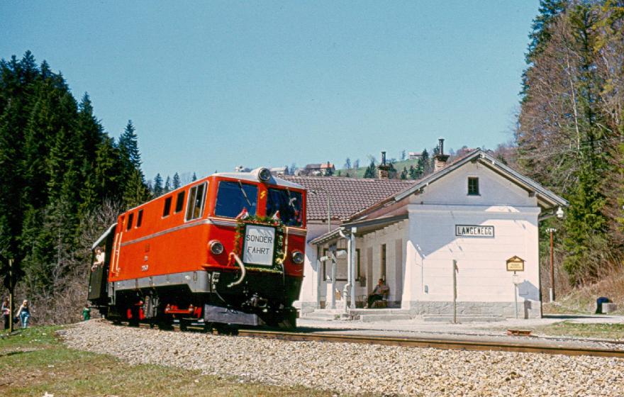 Die Diesellok 2095.04 am 1. Mai 1973 am Bahnhof Langenegg-Krumbach bei km 18,8.