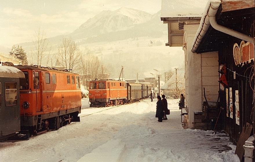 Kreuzung der beiden Züge in Egg, jeweils um 13.00 Uhr - 1976/77.