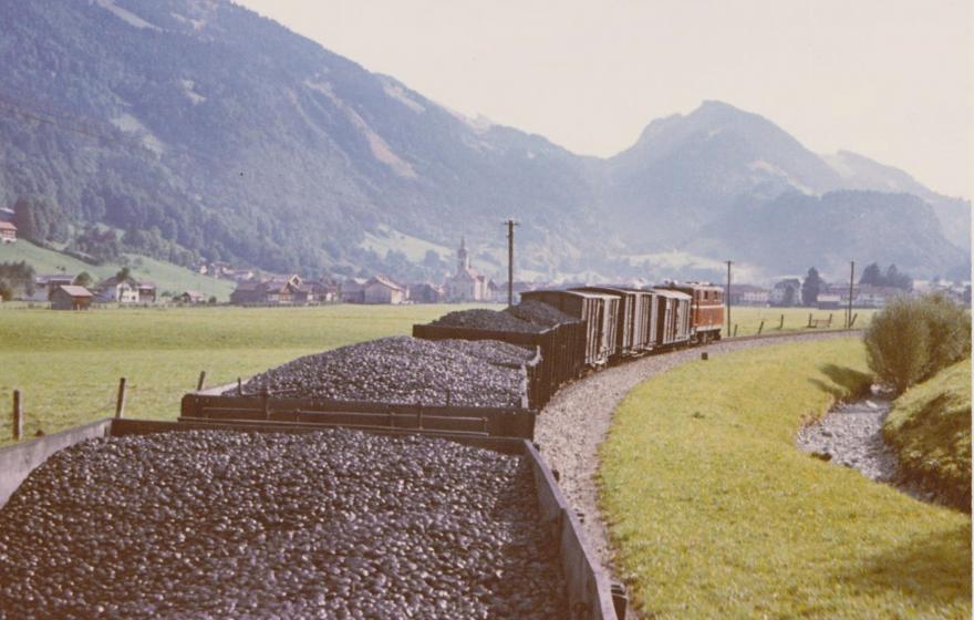 Güterzug auf dem Weg nach Bezau mit einer Ladung Kohle für das Wälderhaus - 1972.