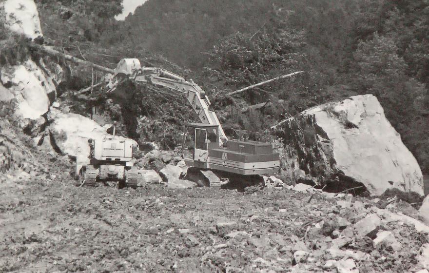 Arbeiten am Felssturz bei km 7,1 im Juli 1980, das Foto erscheint in der „Neue Vorarlberger Tageszeitung“.