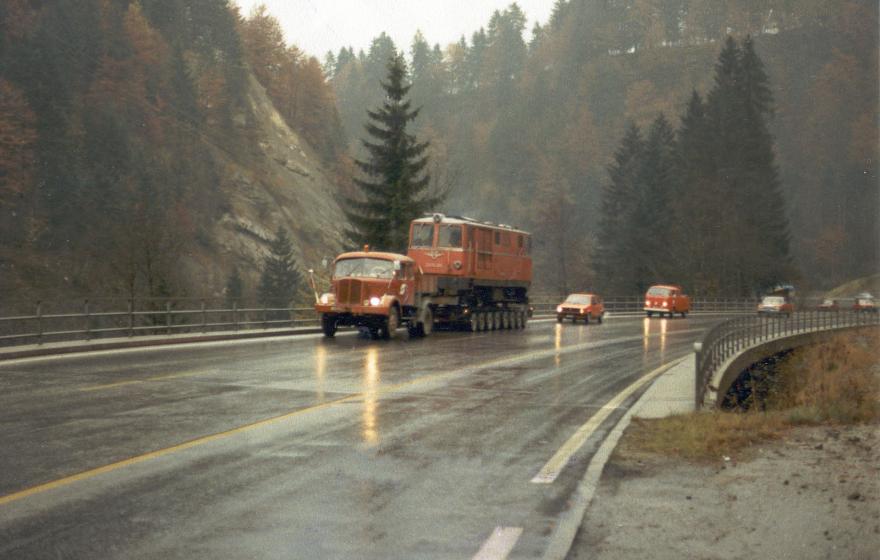 Abtransport auf dem Straßenweg: Die Diesellok 2095.05 auf  der Tuppenbrücke in Egg am 10. Nov. 1980.