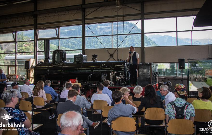 Begrüßung durch Geschäftsführer Walter Rüf - Bühne ist die in Aufarbeitung befindliche 119 Jahre alte Dampflok U 25.