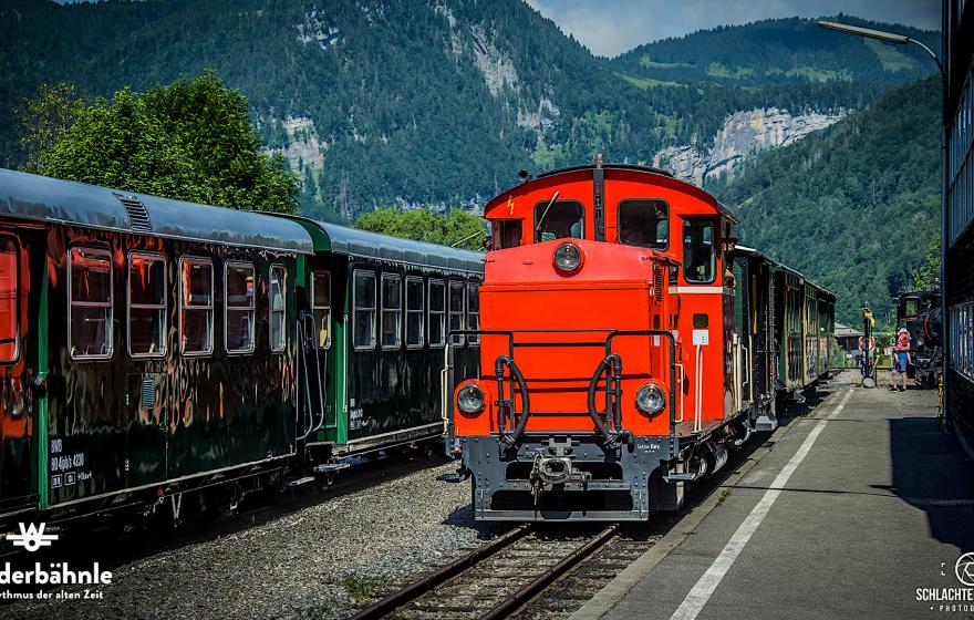 An diesem Tag fuhren Fahrzeuge aus fast allen Epochen der Bahn. Hier: Eine Sonderfahrt mit der diesel-elektrischen 2091.08 (Ende der 1930er-Jahre)..