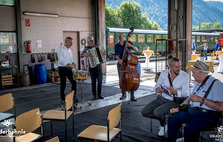 Mit der Musik wärmen sich auch die beiden Autoren Norbert Fink und Peter Balmer auf.