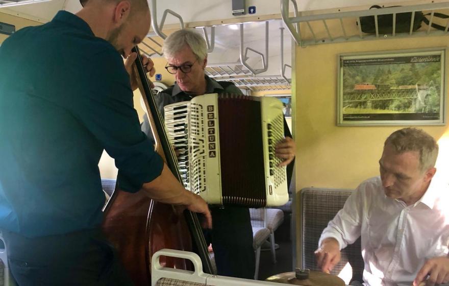 Das Trio geht mit auf große Fahrt und sorgt mit Klassikern wie "Take the 'A' Train" oder "Chattanooga Choo Choo" für atmosphärische Stimmung.