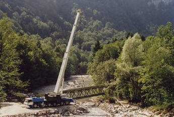 Mobilkran hebt die Sporeneggbrücke