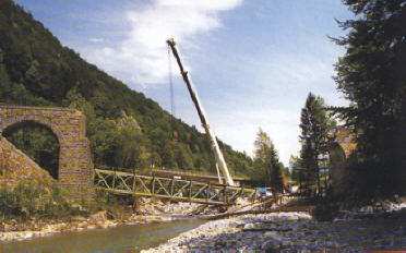 Mobilkran hebt die Sporeneggbrücke