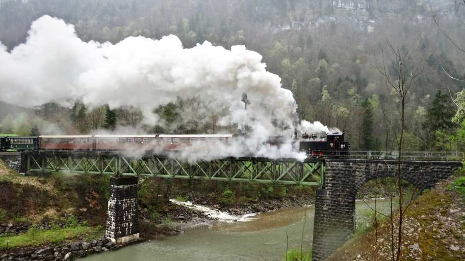 Mit kräftiger Dampfentwicklung und rhythmischem Schlag bewegt sich der Sonderzug auf den Anstieg nach Schwarzenberg zu. (Foto Vereinsarchiv)