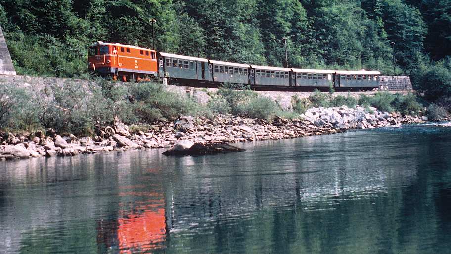 Personenzug mit der Baureihe 2095 im Achtal